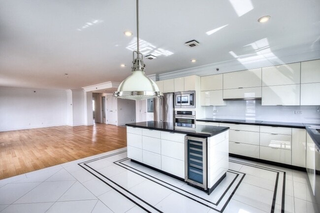 Building Photo - Royal Westmount - Il Palazzo luxury residence