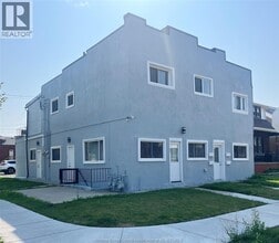 Building Photo - 902 Elsmere Ave