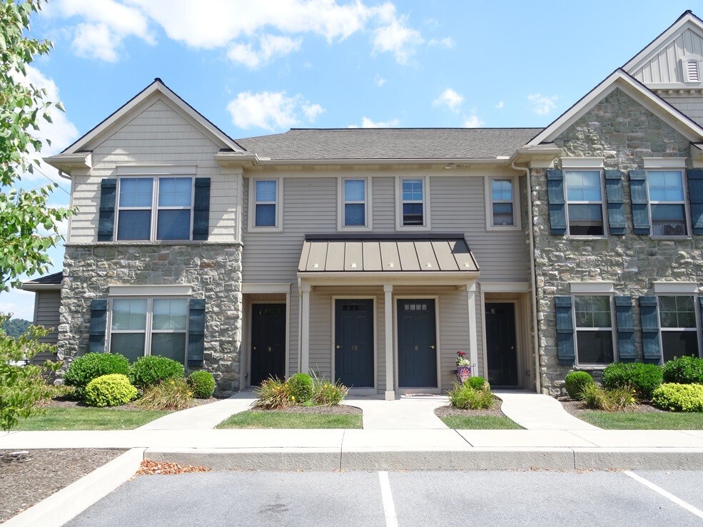 53 Michael Ln Unit 5, Denver, PA 17517 Room for Rent in Denver, PA