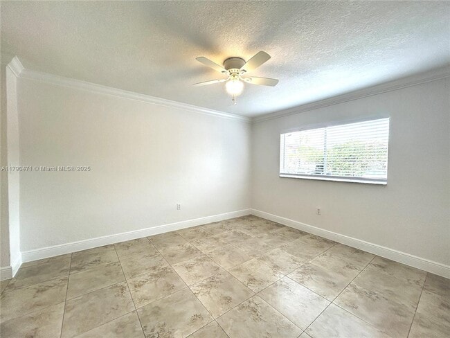 Foto del edificio - 445 SW 11th St