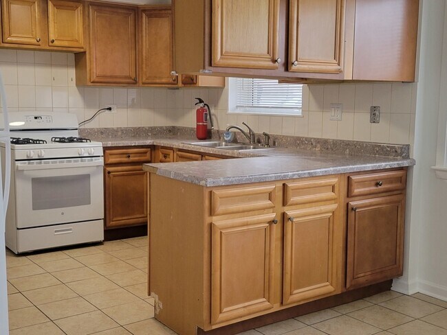Foto del edificio - 6300 W Belmont Ave