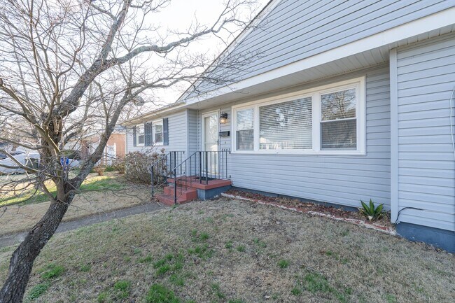 Building Photo - MOVE IN READY 4-bedroom Ranch home nestled in the Heart of Norfolk!
