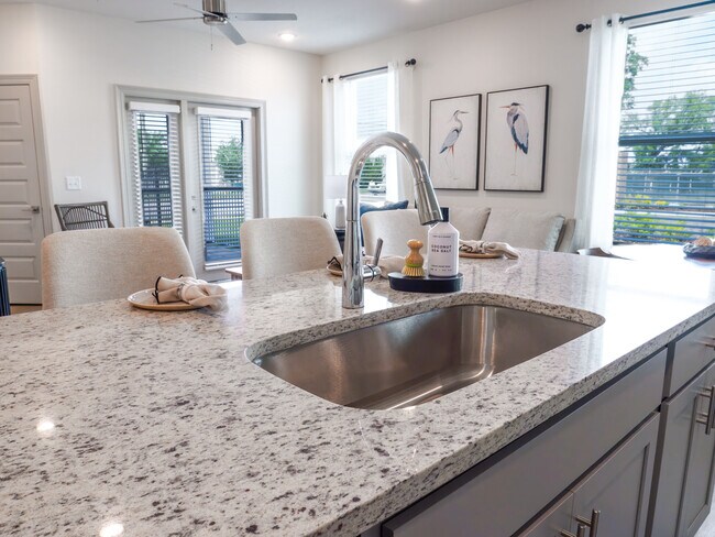 El Cabernet: 1 dormitorio, 1 baño - Isla de cocina - The Waters at McGowin