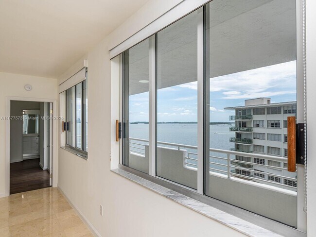Foto del edificio - 1402 Brickell Bay Dr