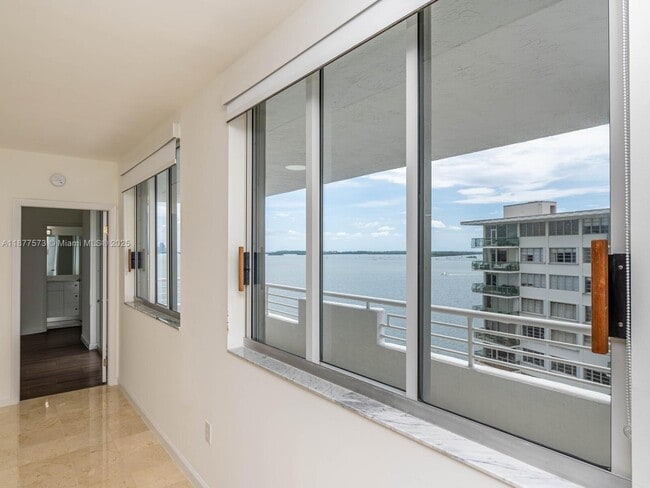Building Photo - 1402 Brickell Bay Dr