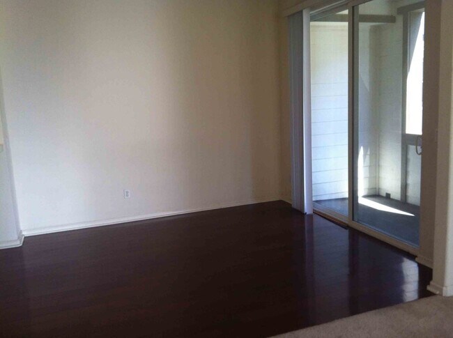 Building Photo - End unit townhome - Stainless Appl, Garage...