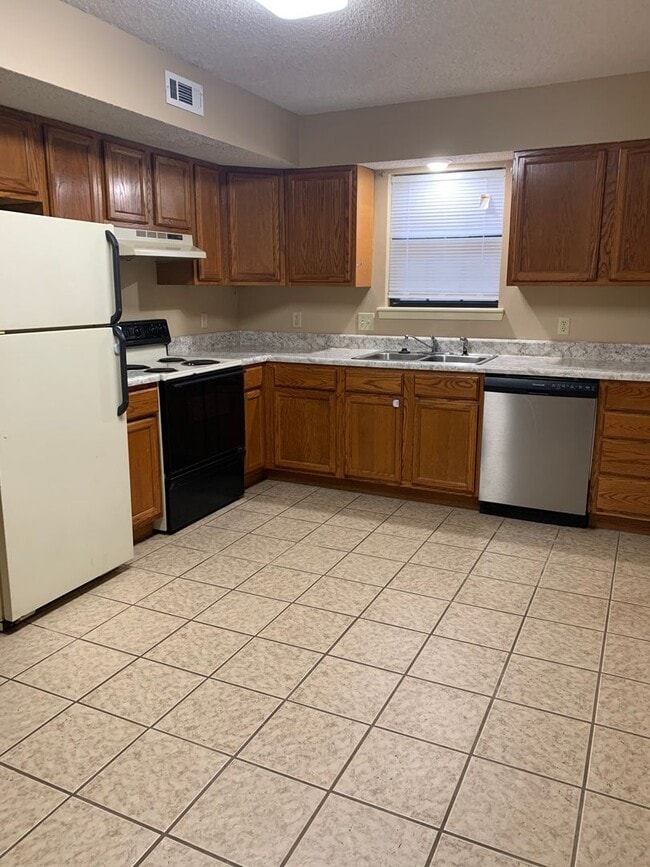 Building Photo - 507 Valley Dr