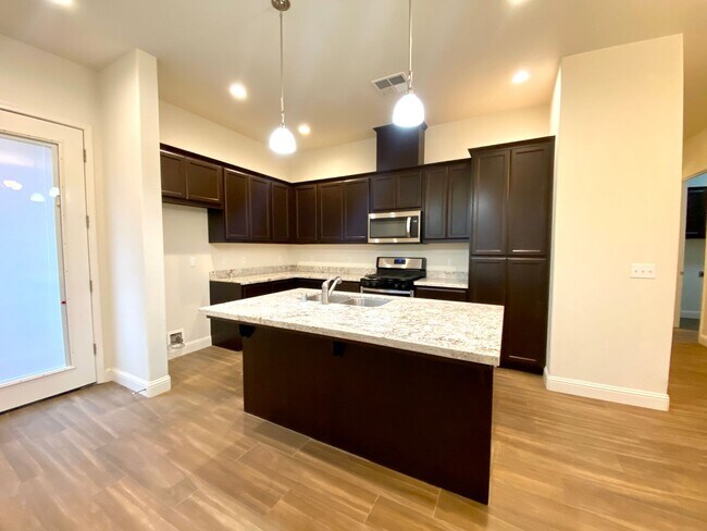 Foto del edificio - $2,100 Beautiful 2 Bed 2 Bath Home In The ...