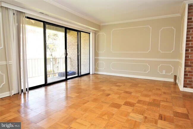 Foto del edificio - 6008 Westchester Park Dr