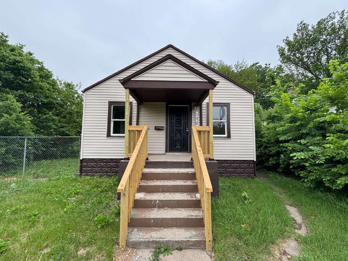 Primary Photo - Ranch Style Home in Gary!