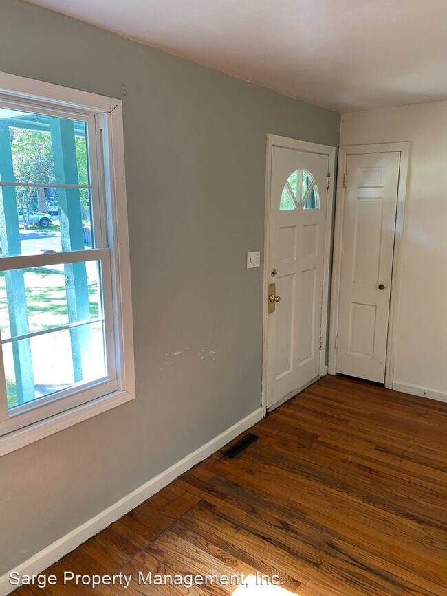 Building Photo - 3 br, 1 bath House - 909 S Mitchell St
