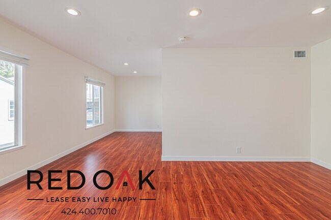 Foto del edificio - ~1 Month FREE~ Stunning Two Bedroom with C...
