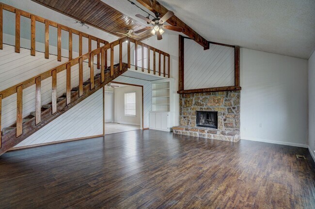 Building Photo - Newly renovated 3 bed house