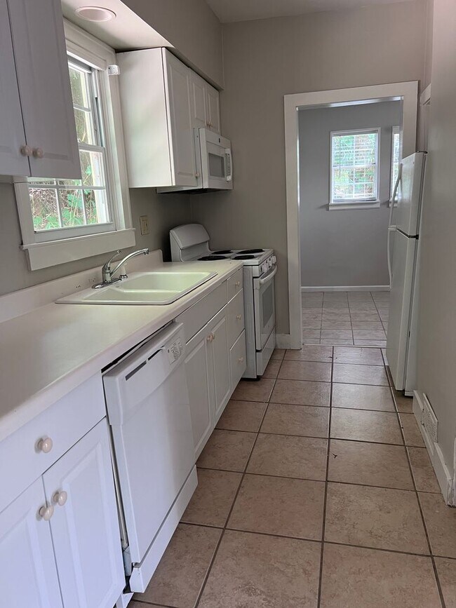 Foto del edificio - 3 Bedroom / 2 Bathroom House in Glen Iris