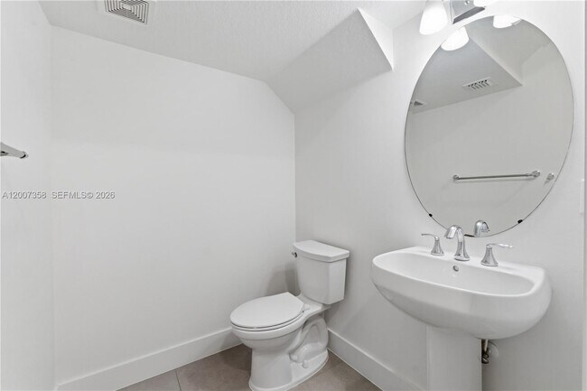 Foto del edificio - 13012 Riverwalk Cir N