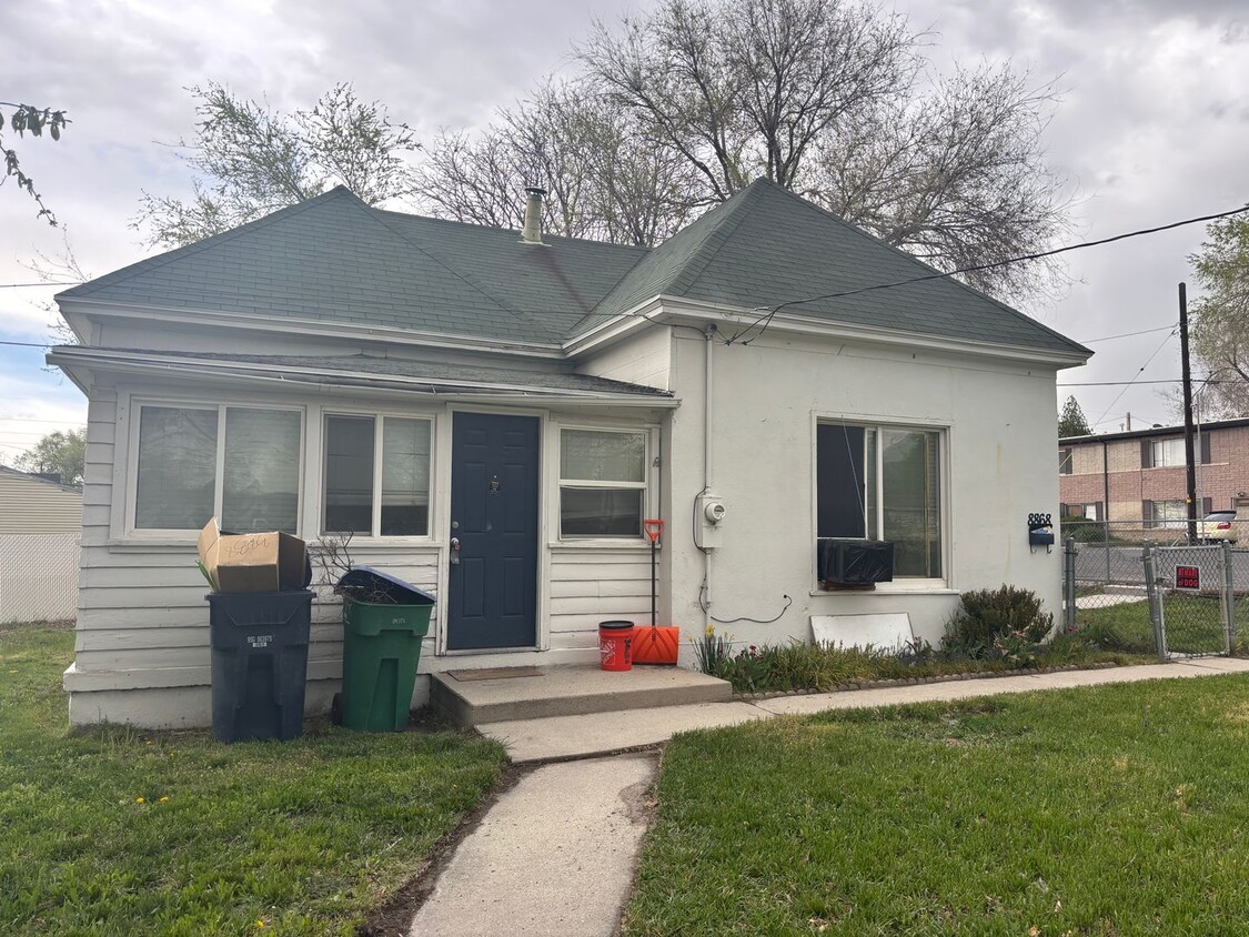 Primary Photo - Cozy, Updated 3 bedroom Sandy home is a mu...
