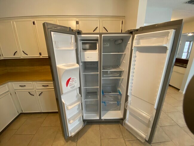 Refrigerador completamente nuevo - 1803 Falcon Dr