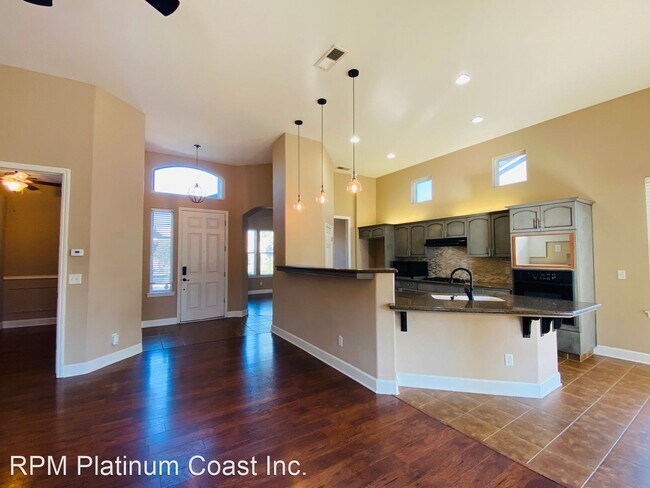Building Photo - 4 br, 2 bath House - 6111 W. Menlo Ave.