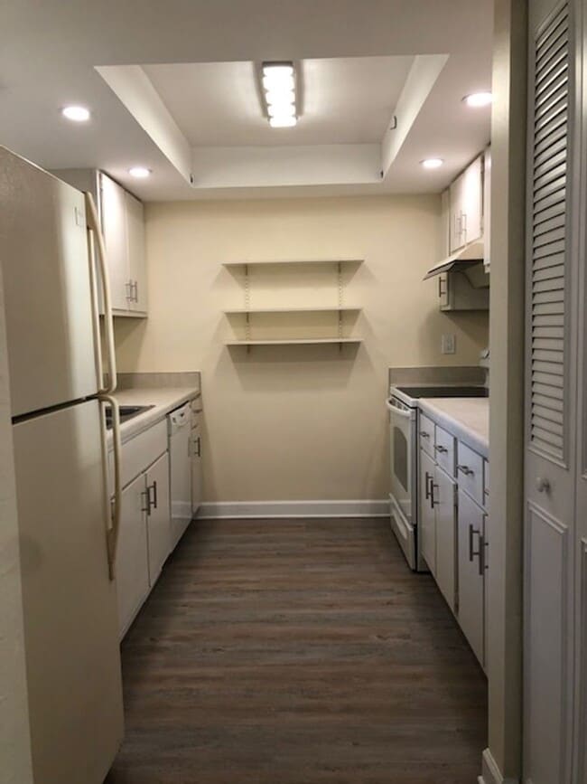 Building Photo - 2 bedroom 2 bath Direct river front.