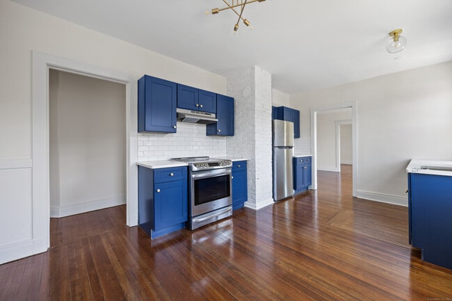 Building Photo - 852 Farmington Ave