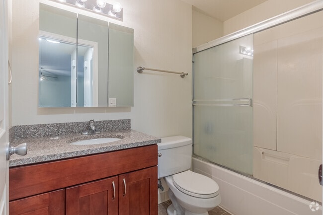 2 habitaciones, 1 baño, 740 pies cuadrados, baño - Lake Village and Lakewood Apartments