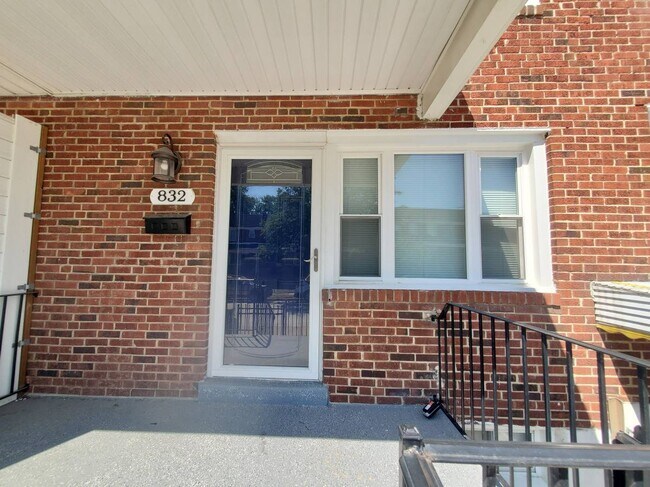 Building Photo - 832 Tolna St