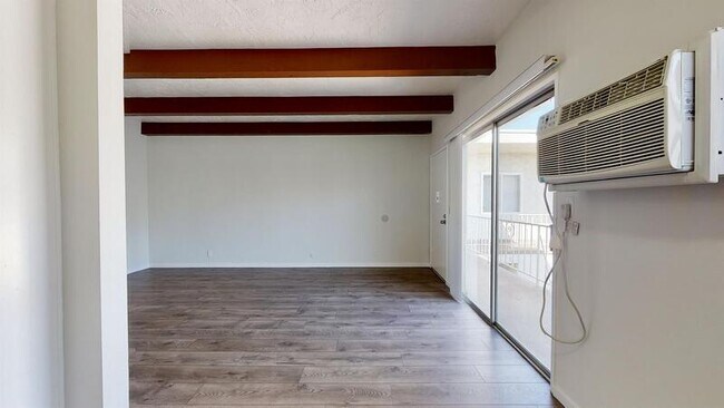 Foto del edificio - 425 N Hobart Blvd