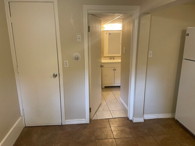 Cocina a baño completo - 824 Mathews St