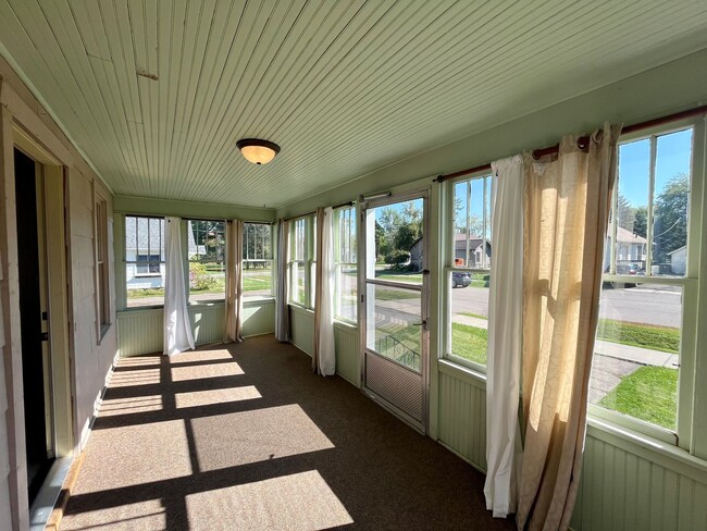 Building Photo - Large 3 Bed 2 Bath Single Family Home in M...