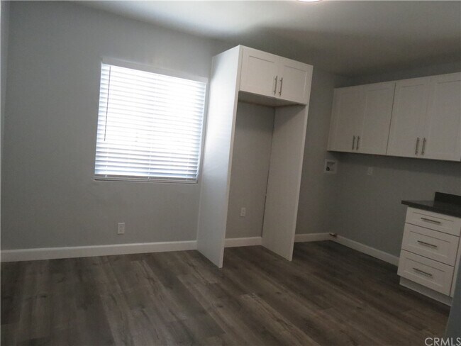 Building Photo - 10809 Elliott Ave