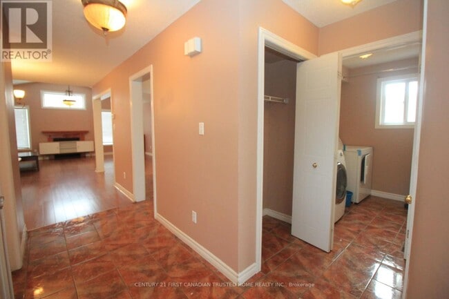 Building Photo - 1681 Benjamin Dr