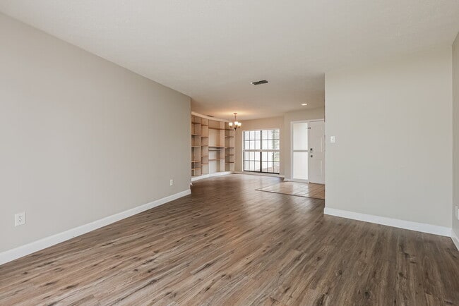 Building Photo - 3819 Cloverhill Ct