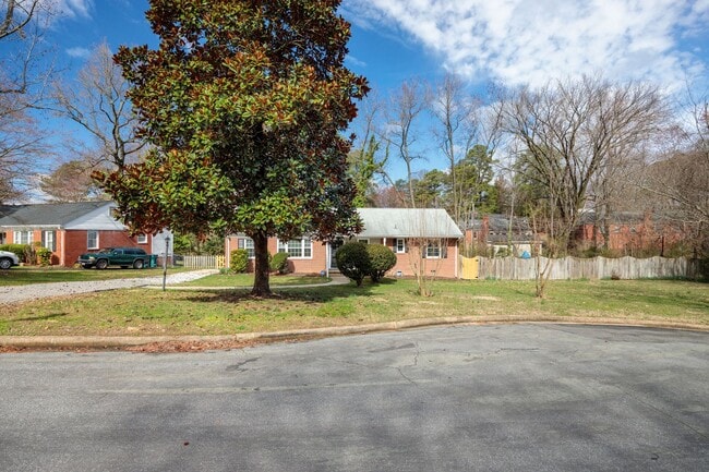 Building Photo - 3 Bedroom Home in the West End!