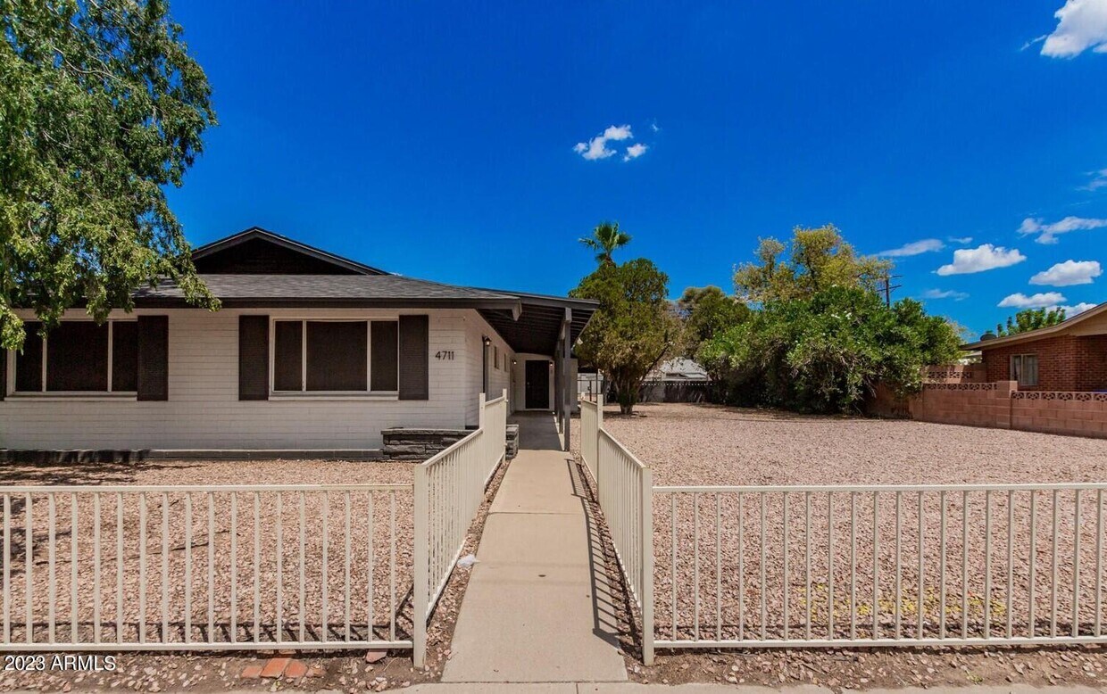 Primary Photo - 4711 N 15th Ave