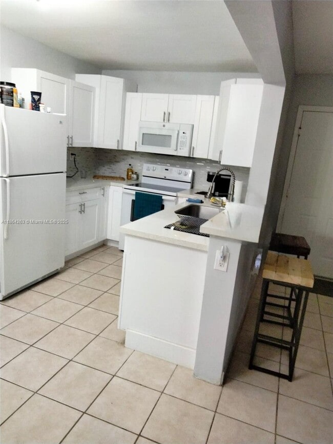 Building Photo - 300 Palm Cir W
