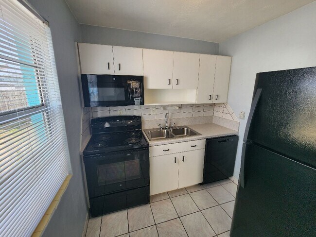 Foto del edificio - Nice beach side 2/1, walk to beach, restaurants