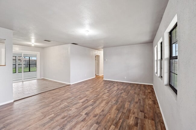 Foto del edificio - 1401 E 18th St