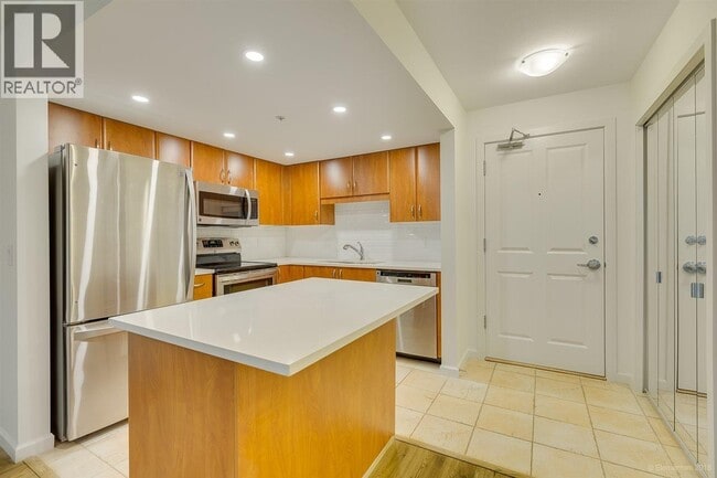 Building Photo - 285 Newport Dr