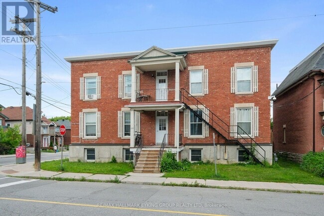 Building Photo - 135 Concord St S