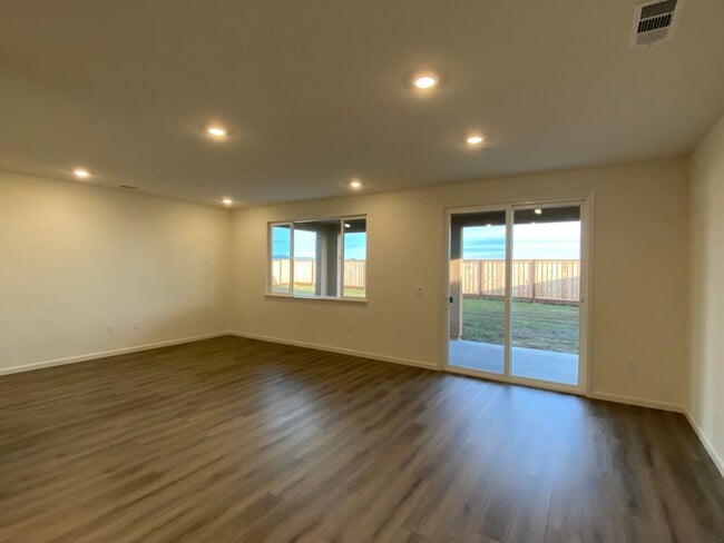 Foto del edificio - Available NOW - Beautiful and NEW 4 bed / 2 Bath