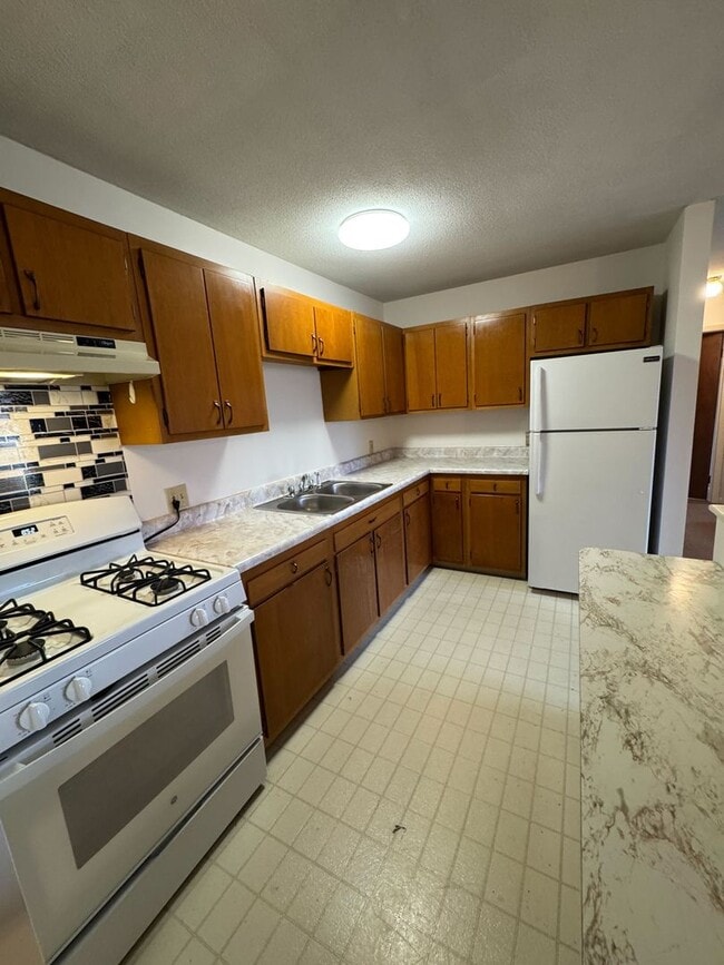 Interior Photo - 382-384 River St