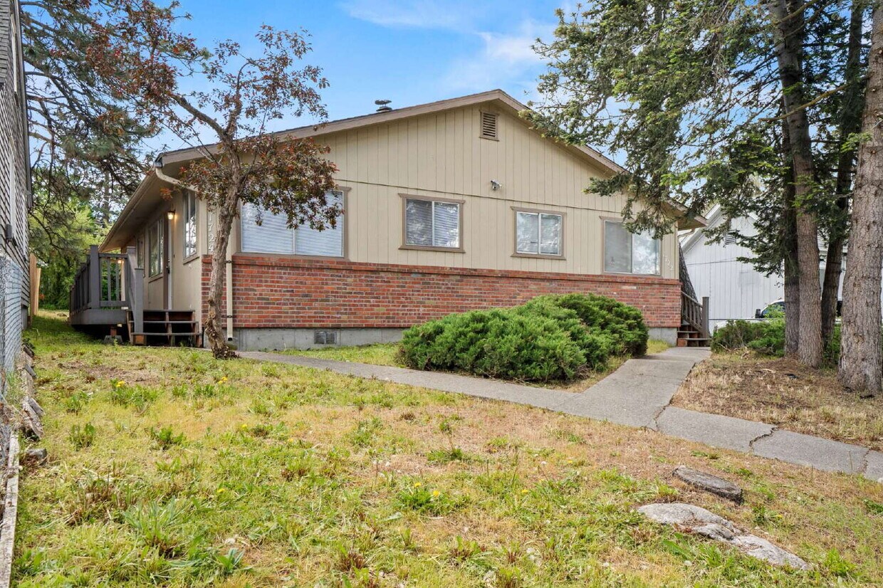 Primary Photo - Updated Turnkey 2 Bed 1-bathroom spacious ...