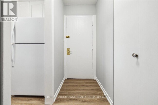 Photo du bâtiment - 2350 Queensway Dr