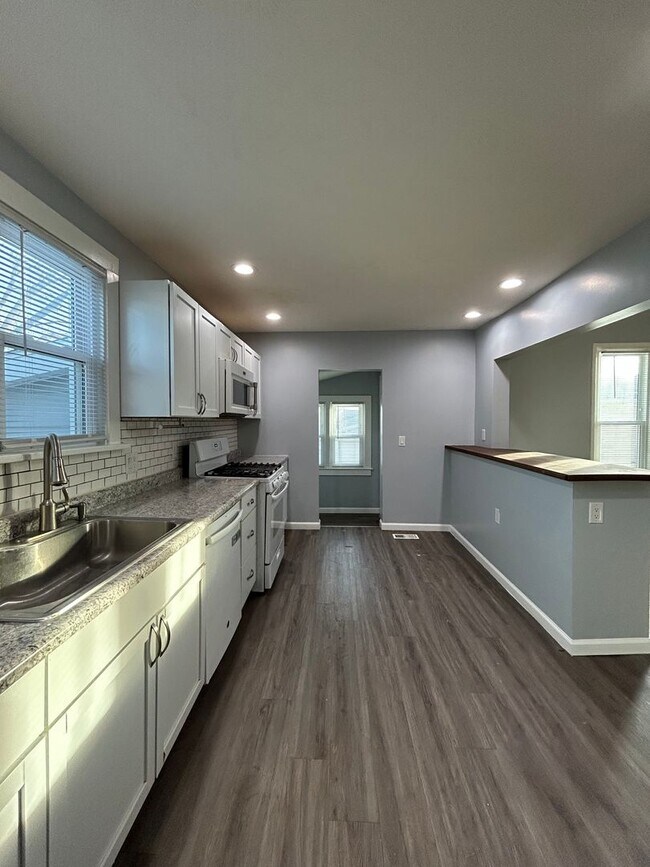 Building Photo - Updated & Cozy 4-Bedroom Home