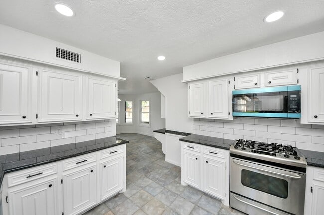 Building Photo - 616 S Rivershire Dr