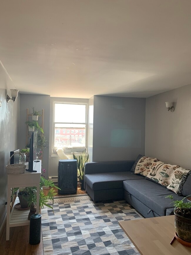 Building Photo - 1182 N Milwaukee Ave