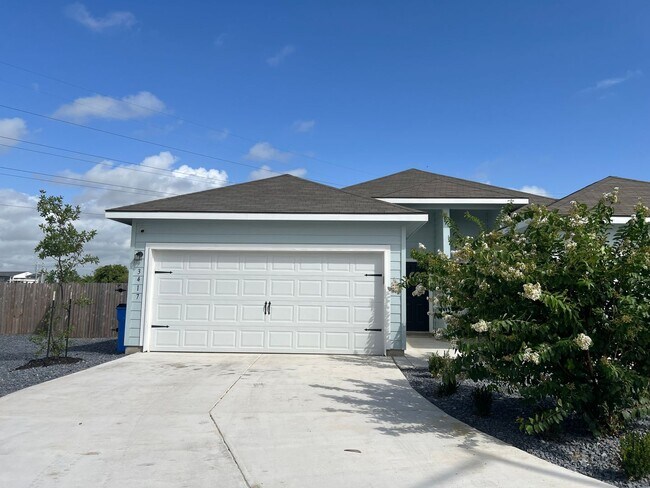 Building Photo - Luxury 3/2 Duplex in Seguin, Texas