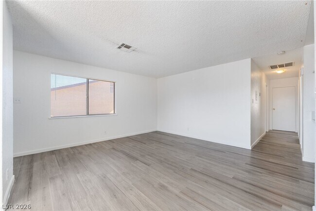 Foto del edificio - 6982 Hopkins Dr
