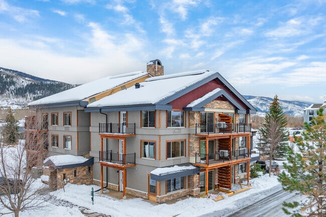 Foto del edificio - New Apartments on the Mountain Side of Town