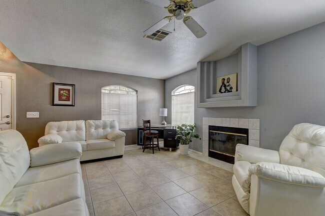Building Photo - WONDERFUL Townhome in 89117